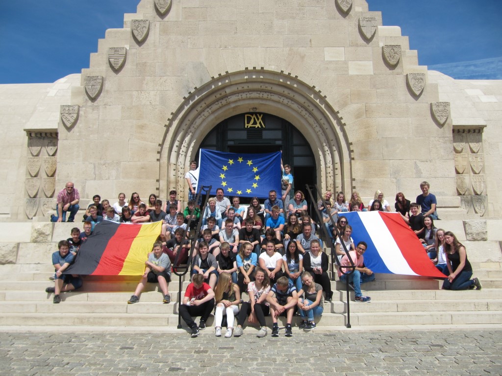 Plus jamais la geurre - nie wieder Krieg 2017 fahren alle 4 Klassen der Stufe 8 nach Vderdun und bekennen Flagge zum europäischen Friedensgedanken vor dem Beinhaus von Douaumont  (Lars Limbach) (Mittel)