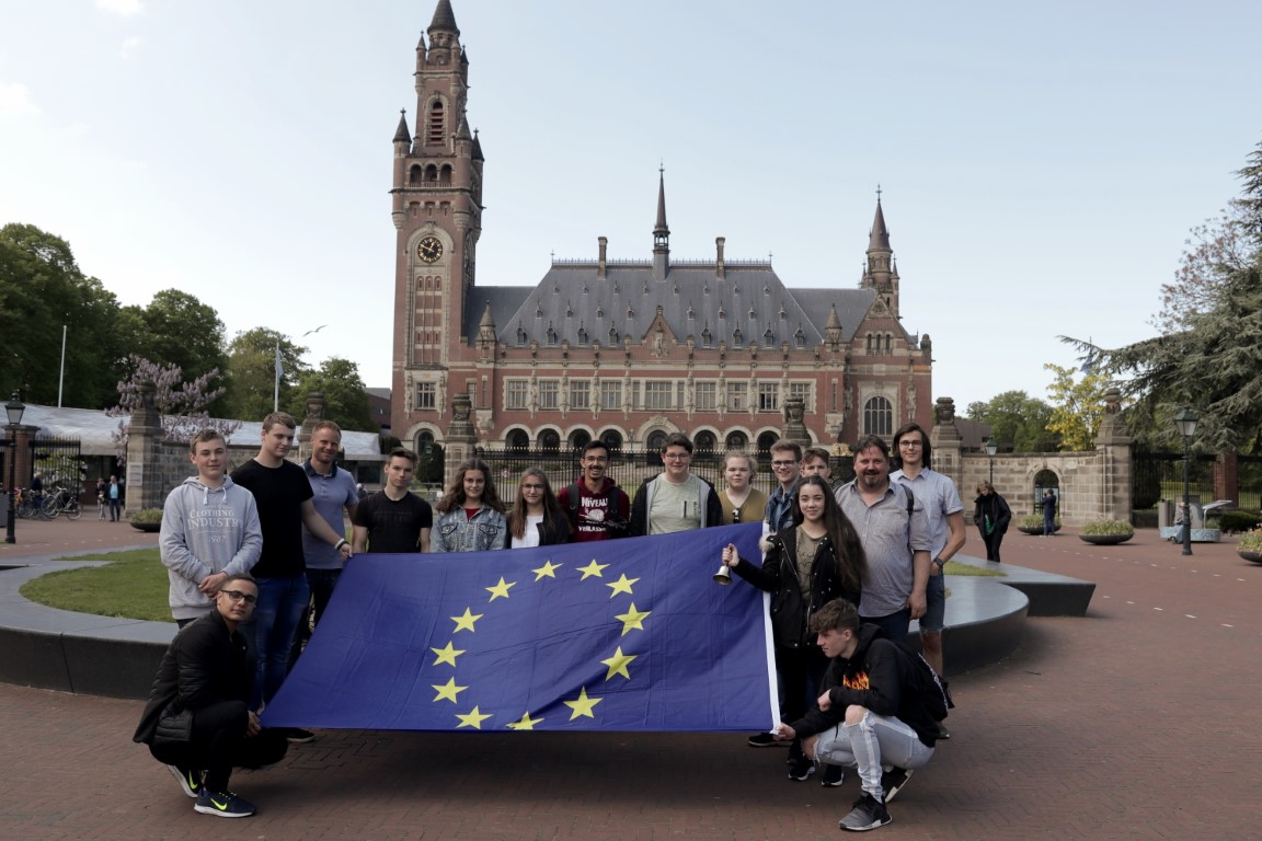 Vor dem Friedenspalast in den Haag 2019 (Hannes Johne) (Mittel)