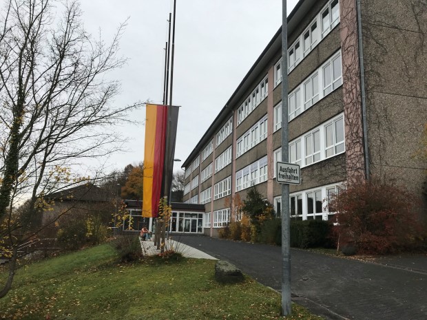 Auch an der Hermann-Gmeiner-Realschule  weht die Flagge auf Halbmast